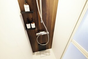 Hårtork, handdukar, tvål och schampo