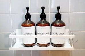 Haartrockner, Handtücher, Seife, Shampoo