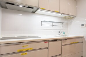 Réfrigérateur, micro-ondes, plaque de cuisson