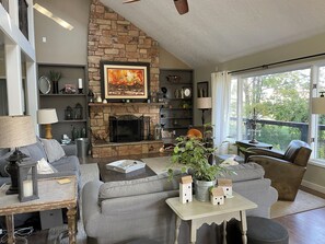 Una Smart TV, una chimenea, videojuegos, un futbolín