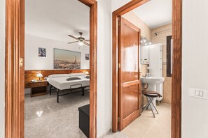 1 habitación, tabla de planchar con plancha, wifi gratis y ropa de cama 