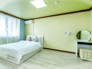 Room - Jeju Ghost Town Pension (Jeju City)