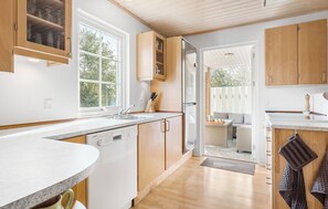 Kjøleskap, kokeplater, oppvaskmaskin og kaffetrakter/tekoker