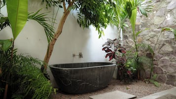 Combined shower/tub, towels, soap, shampoo