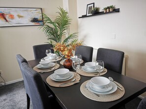 Dining - House - Sleeps up to 10 & Free Parking (London)