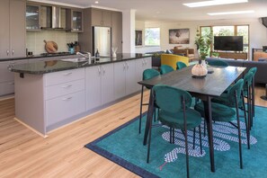 Villa – deluxe, hageutsikt | Eget kjøkken | Espressomaskin og spisebord