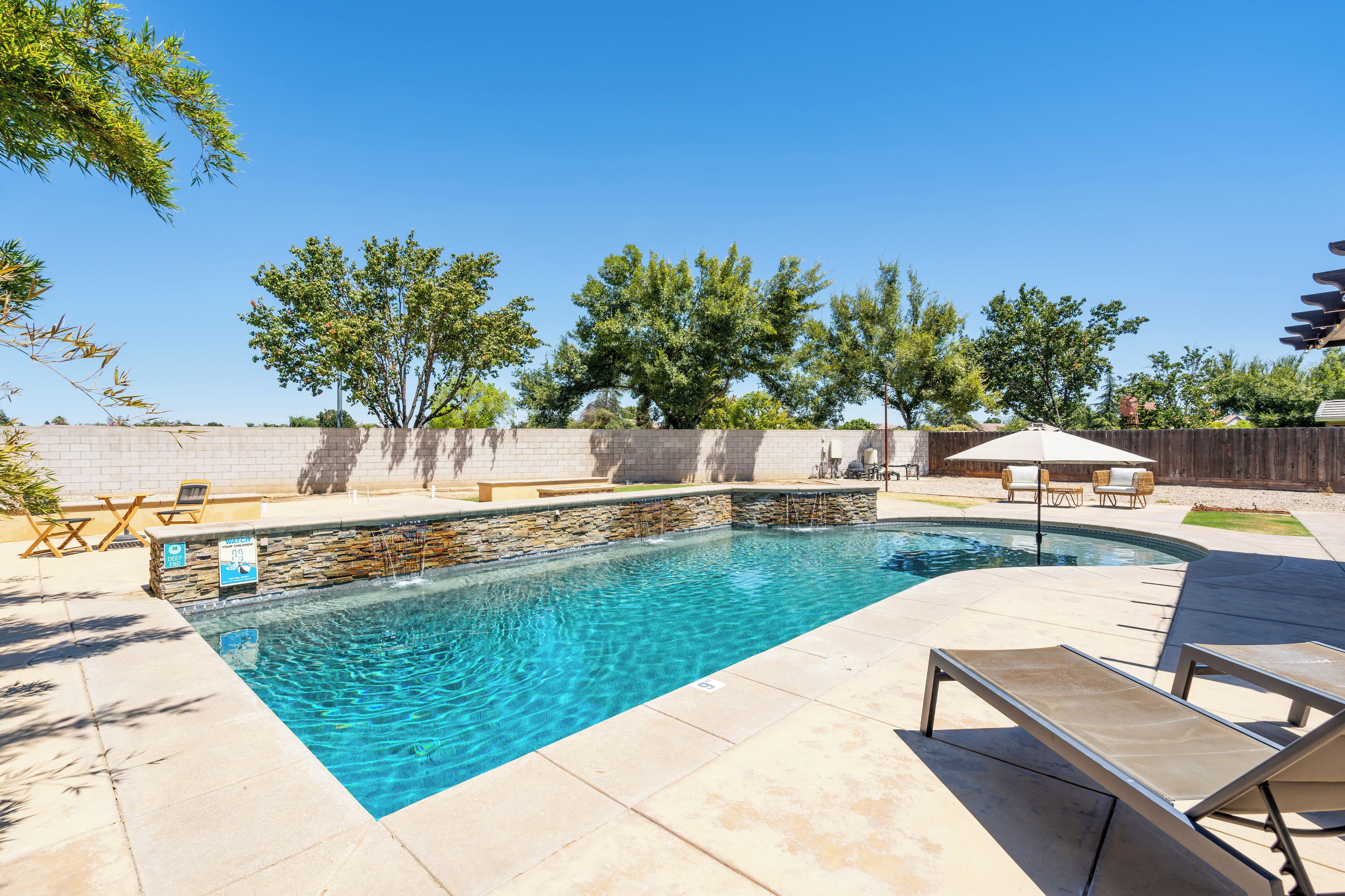 Gorgeous 4-Bdrm Home/ Heated Pool/ Quite Neighborhood/ Fireplace/ Fast Internet