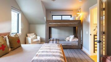 4 bedrooms, desk, iron/ironing board, free WiFi