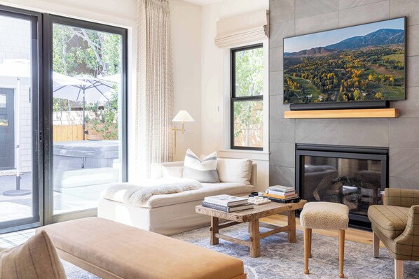 Smart TV, chimenea y videojuegos