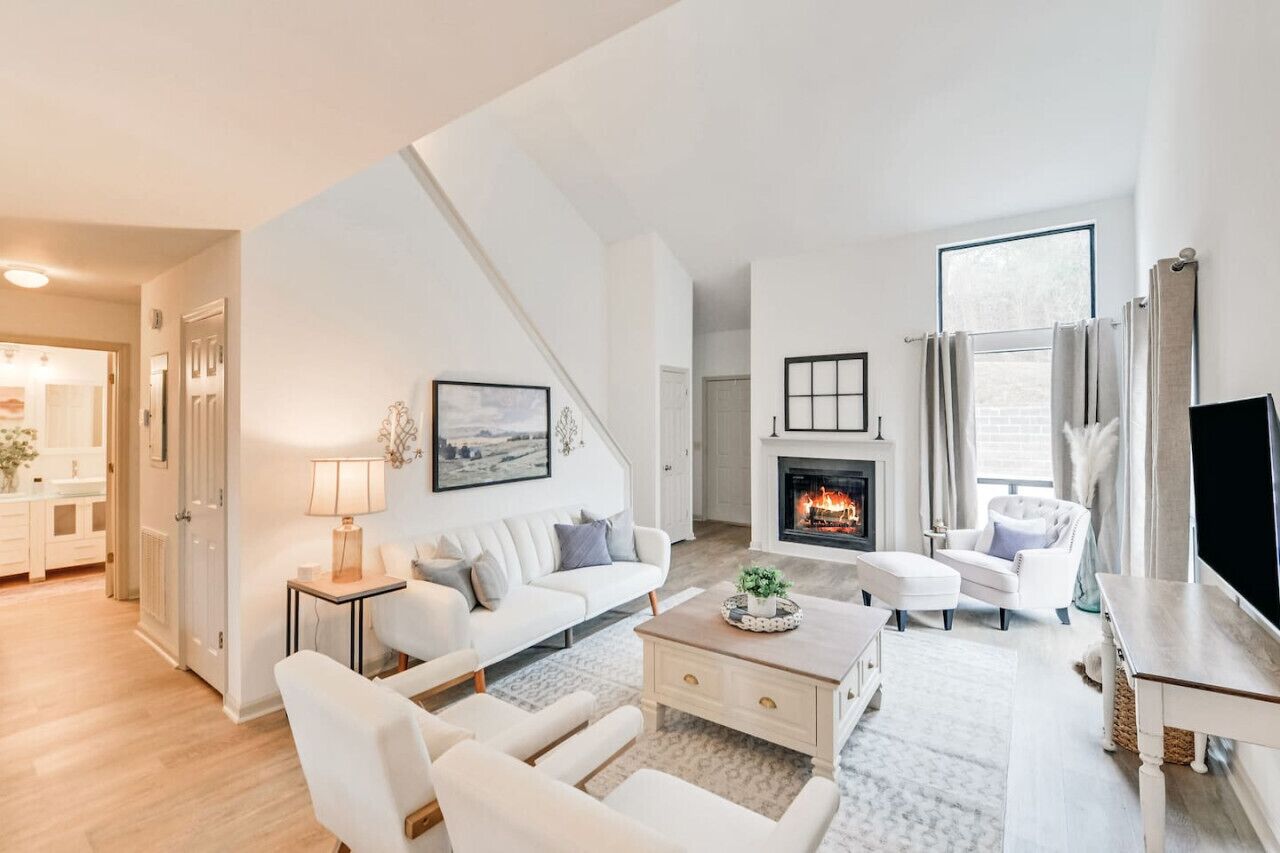 Serene Cove Cottage: Games, Lakeview Fall Retreat