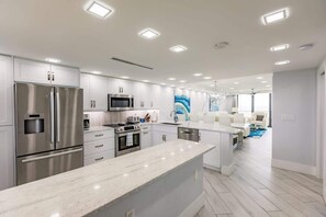 Geladeira, micro-ondas, fogão, cooktop