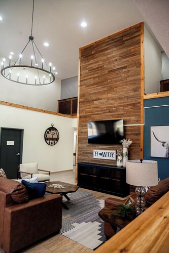 Boutique Hotel– Enjoy Clean Rooms, Hot Breakfast, WiFi, & Family Hospitality!