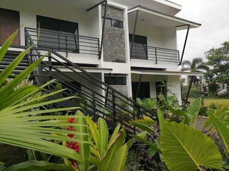 Classic Double Room, Balcony, Garden View | Living area