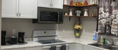 Réfrigérateur, micro-ondes, four, plaque de cuisson