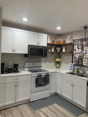 Kjøleskap, mikrobølgeovn, ovn og kokeplater