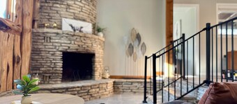 4-acre Texas Hill Country Retreat w/ Hot Tub & Private Cabin