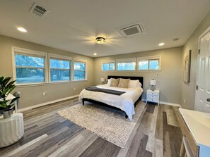 4 bedrooms, iron/ironing board, WiFi, bed sheets