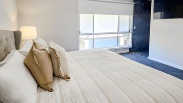 3 quartos, escrivaninha, ferros/tábuas de passar roupa, berço de viagem