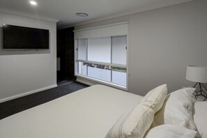 3 bedrooms, desk, iron/ironing board, travel crib