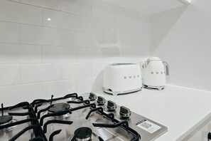 ثلاجة، ميكروويف، فرن، موقد طهي مسطح