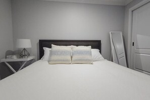 3 室のベッドルーム、デスク、アイロン / アイロン台、旅行用ベビーベッド