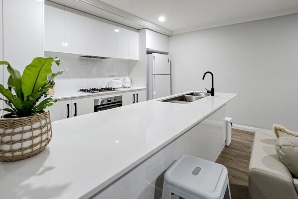 ثلاجة، ميكروويف، فرن، موقد طهي مسطح