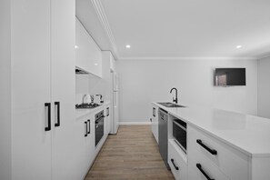 ثلاجة، ميكروويف، فرن، موقد طهي مسطح