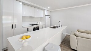 Fridge, microwave, oven, stovetop - Three bedroom  in Australia, Wagga Wagga (Wagga Wagga)