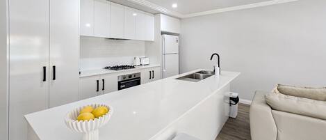 Refrigerador, microondas, horno, placa de cocina