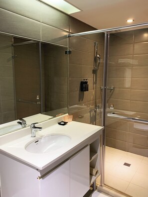 Economy-Doppelzimmer | Badezimmer