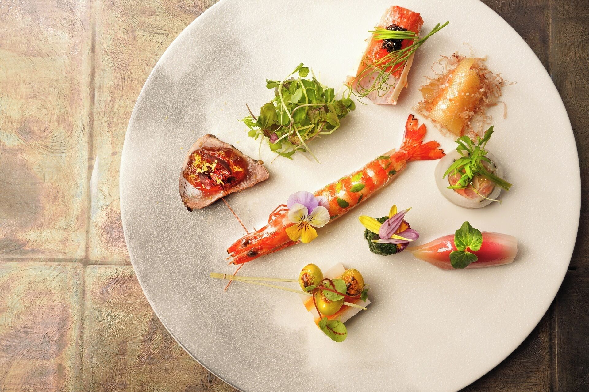 Un plato de aperitivos de mariscos con diferentes guarniciones y salsas.