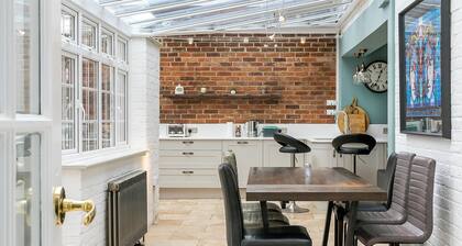 Lodge Farm - Stunning 3 BD with Garden