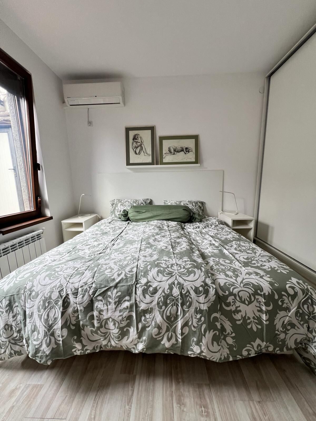 2 habitaciones, caja de seguridad en la habitación y escritorio 