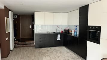 Fridge, oven, dishwasher, coffee/tea maker