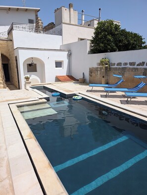 Piscina a l'aire lliure i gandules 