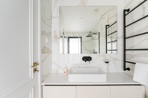 Shower, hair dryer, towels, soap - GuestReady - Elegant Downtown Retreat (Porto)