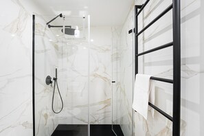 Douche, séchoir à cheveux, serviettes fournies, savon