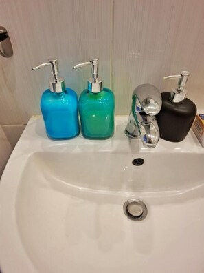 Comfort Studio Suite, Ground Floor | Bathroom - Acropolis Echoes Apartment (Athens)