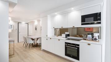 Frigorífico, microondas, horno y lavavajillas