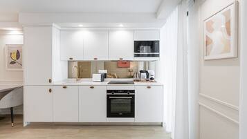 Frigorífico, microondas, horno y lavavajillas