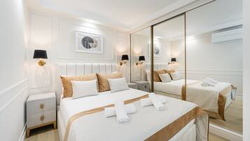 Tabla de planchar con plancha, internet y ropa de cama