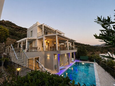 Chic huge villa with sea view private pool 4 bedrooms, 2 living room in Bodrum