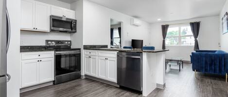 Réfrigérateur, four à micro-ondes, un four, surface de cuisson
