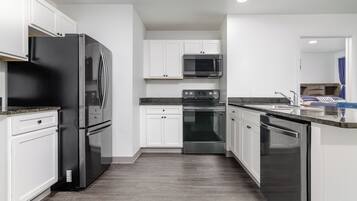 Refrigerador, microondas, horno, placa de cocina