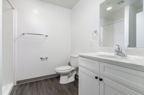 Articles de toilette écologiques, sèche-cheveux, serviettes fournies