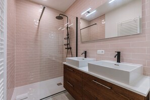 Dusche, Haartrockner, Handtücher