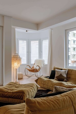 Een televisie, videogames, boeken en een kantoor