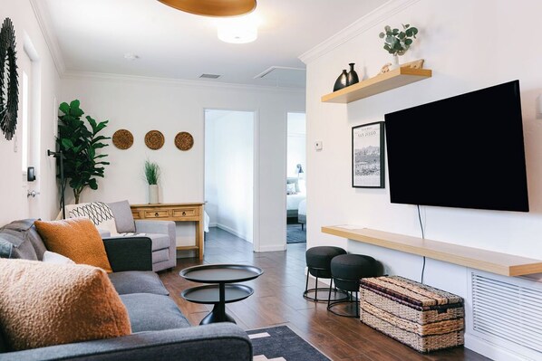 Smart TV - Family+Pet Friendly Parkside Home - Private Yard - Centrally Located (San Diego)