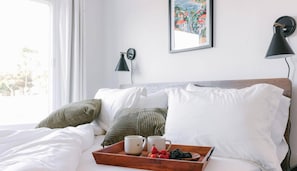 3 habitaciones, escritorio y tabla de planchar con plancha