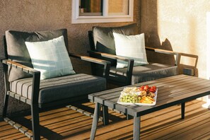 Terrace/patio - Family+Pet Friendly Parkside Home - Private Yard - Centrally Located (San Diego)